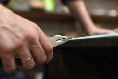 Сколько стоит ремонт бильярдного стола: факторы, влияющие на цену