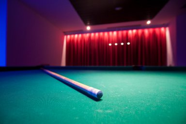 Самостоятельный ремонт бильярдного стола: когда стоит рискнуть?